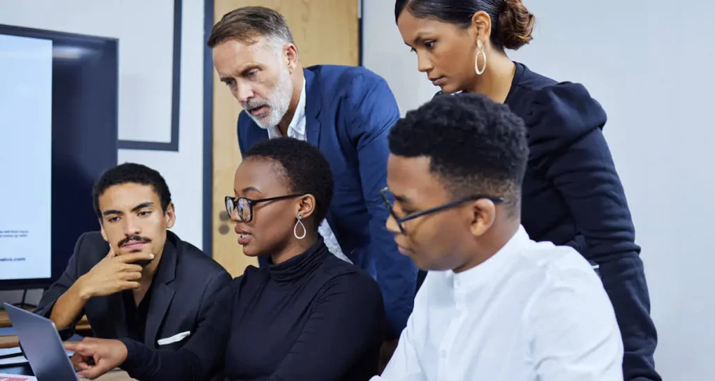 Équipe d'assistant webmarketing travaillant sur un projet