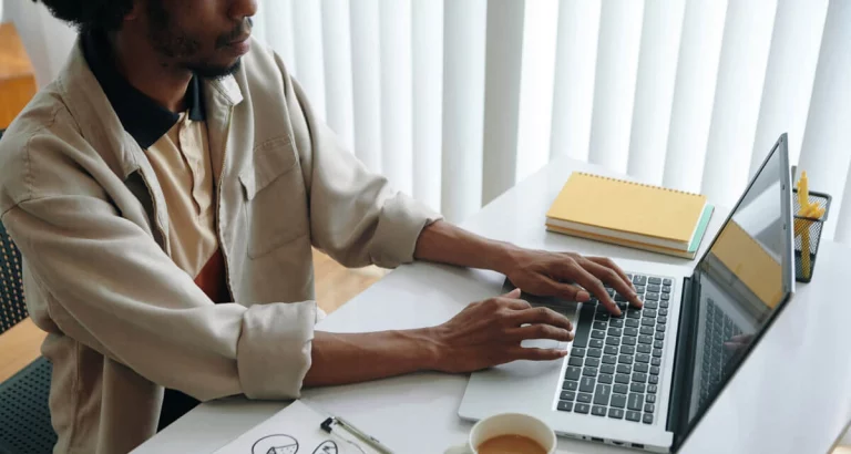 copywriter travaillant sur son laptop