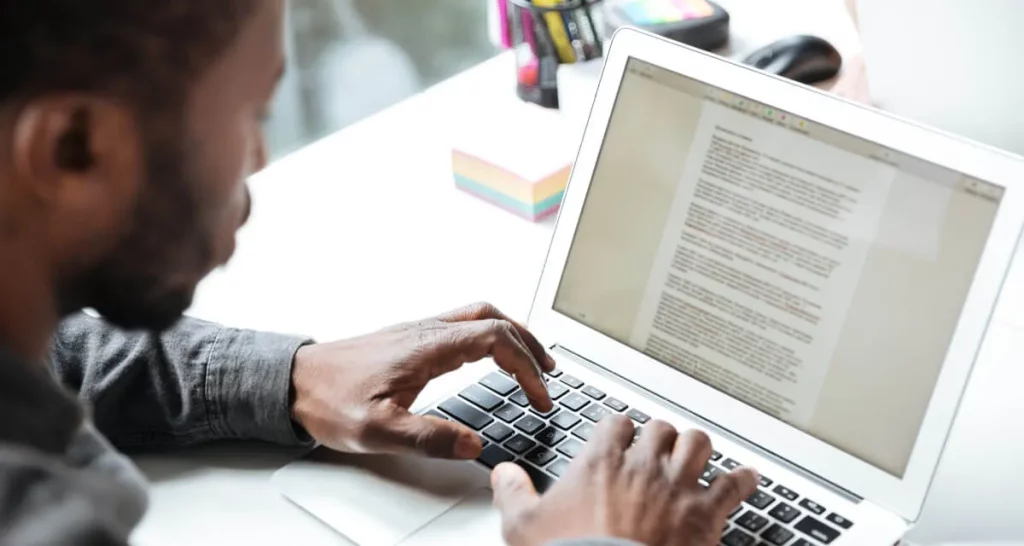 rédacteur web travaillant sur un texte