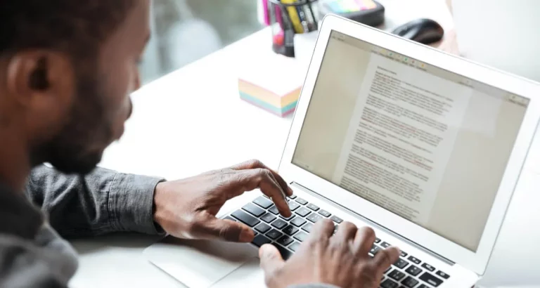 rédacteur web travaillant sur un texte