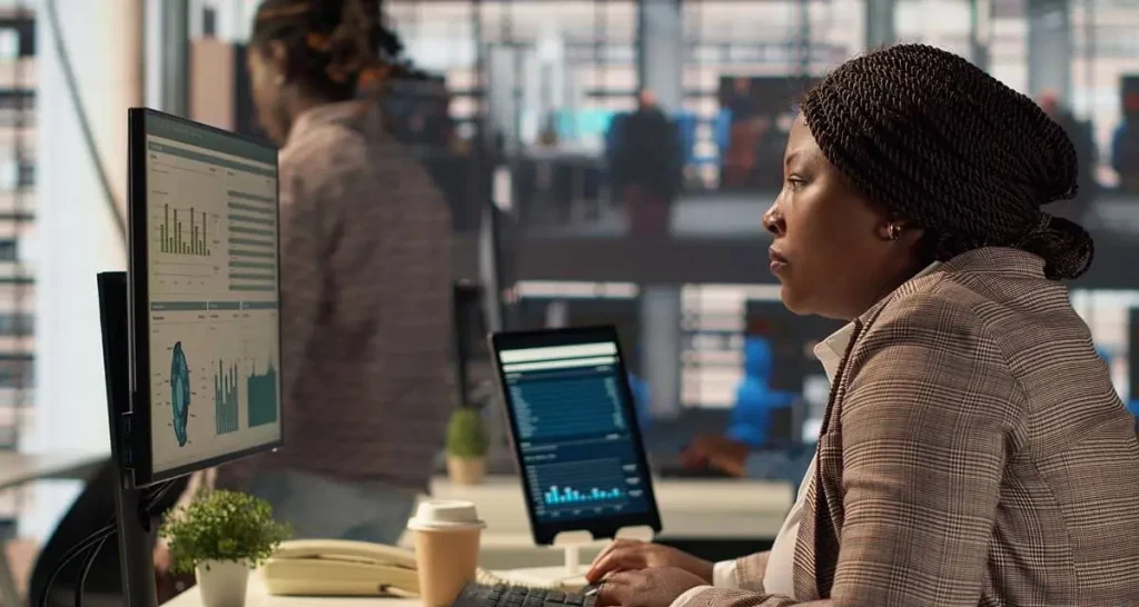 Assistant Data analysant des données sur son écran agence web offshore